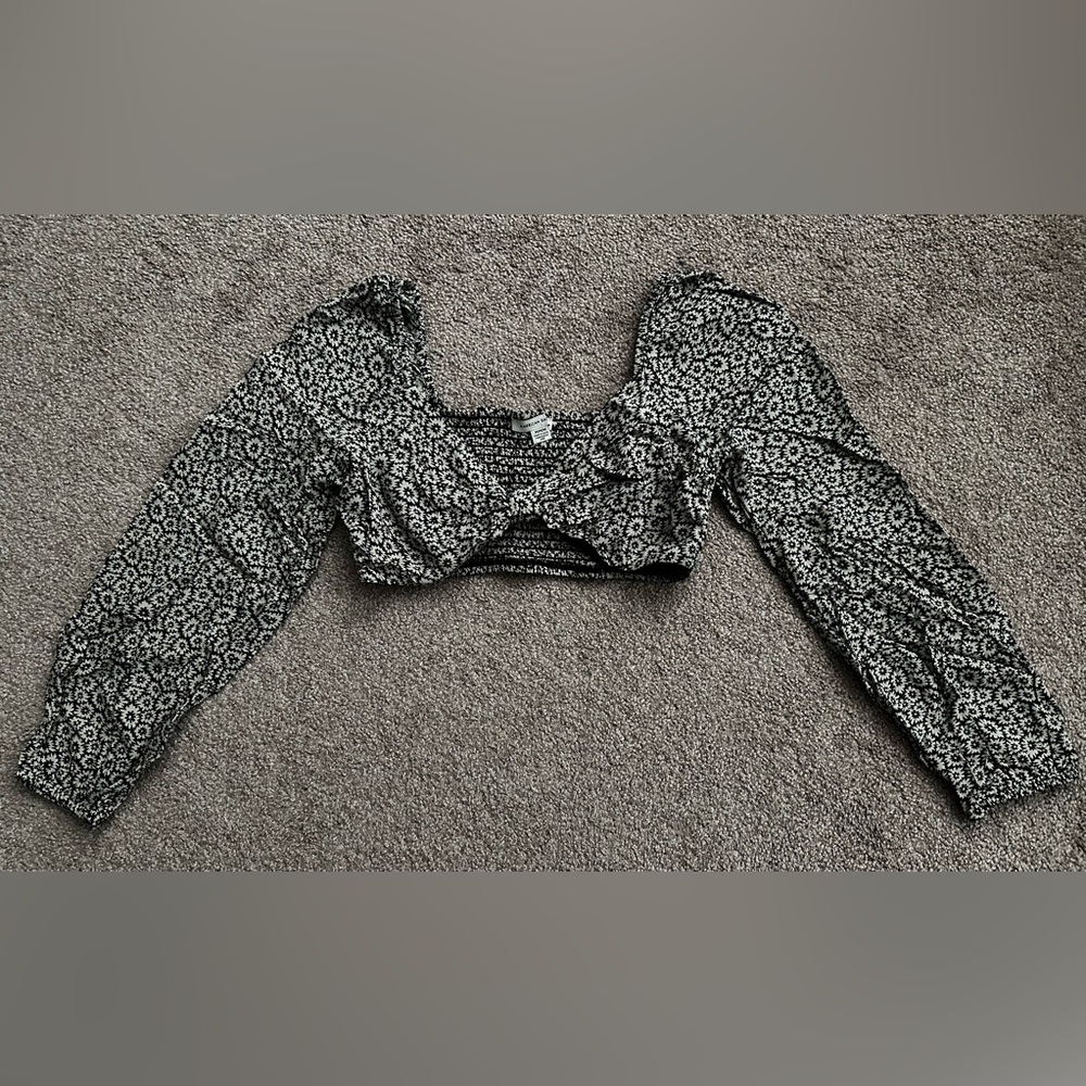 American Eagle Outfitters Black and White Floral Crop Top
